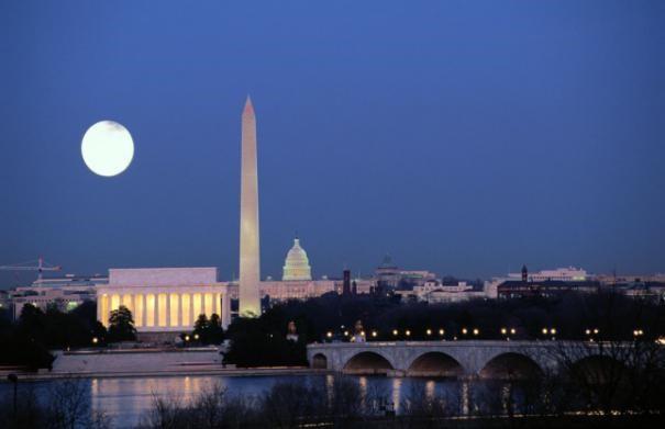 http://www.hiltonmomvoyage.com/wp-content/uploads/2012/12/Washington-DC-Monuments-at-night.jpg